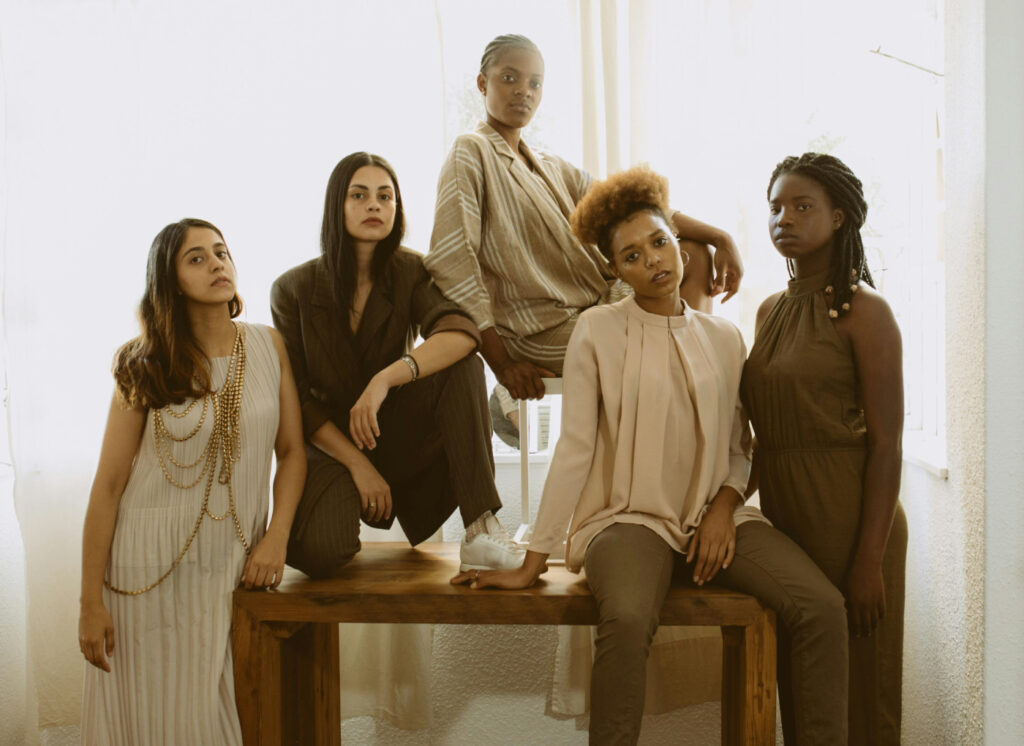 cinq femmes assise sur une table